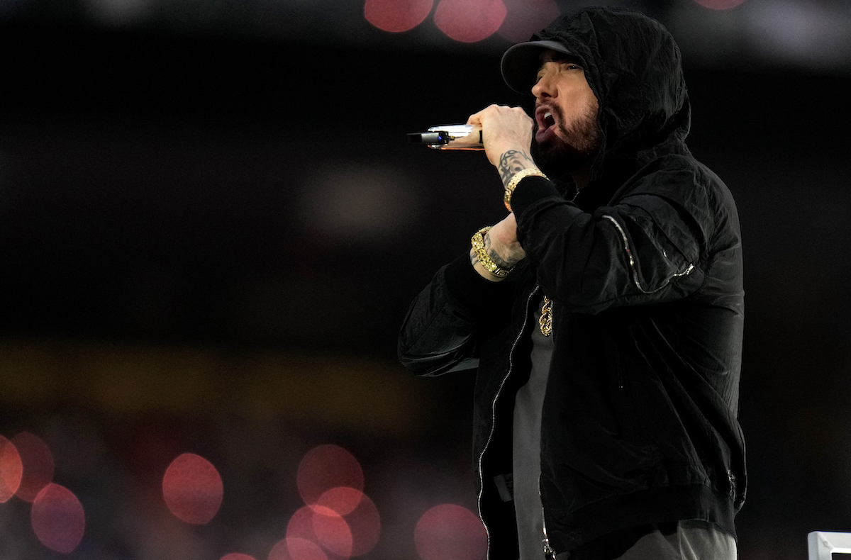 Eminem takes knee in apparent nod to Colin Kaepernick at Super Bowl  halftime