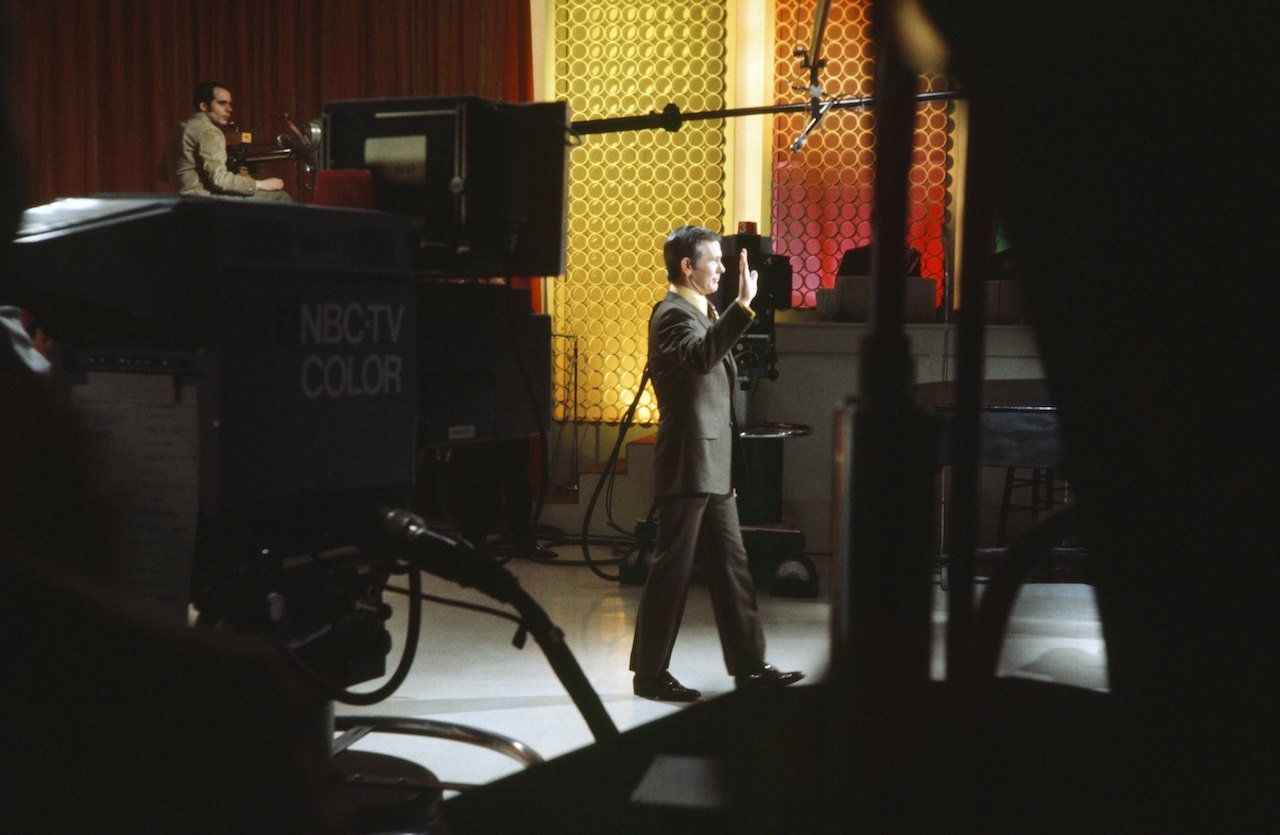 Johnny Carson waves to the audience on the set of 'The Tonight Show' in 1970