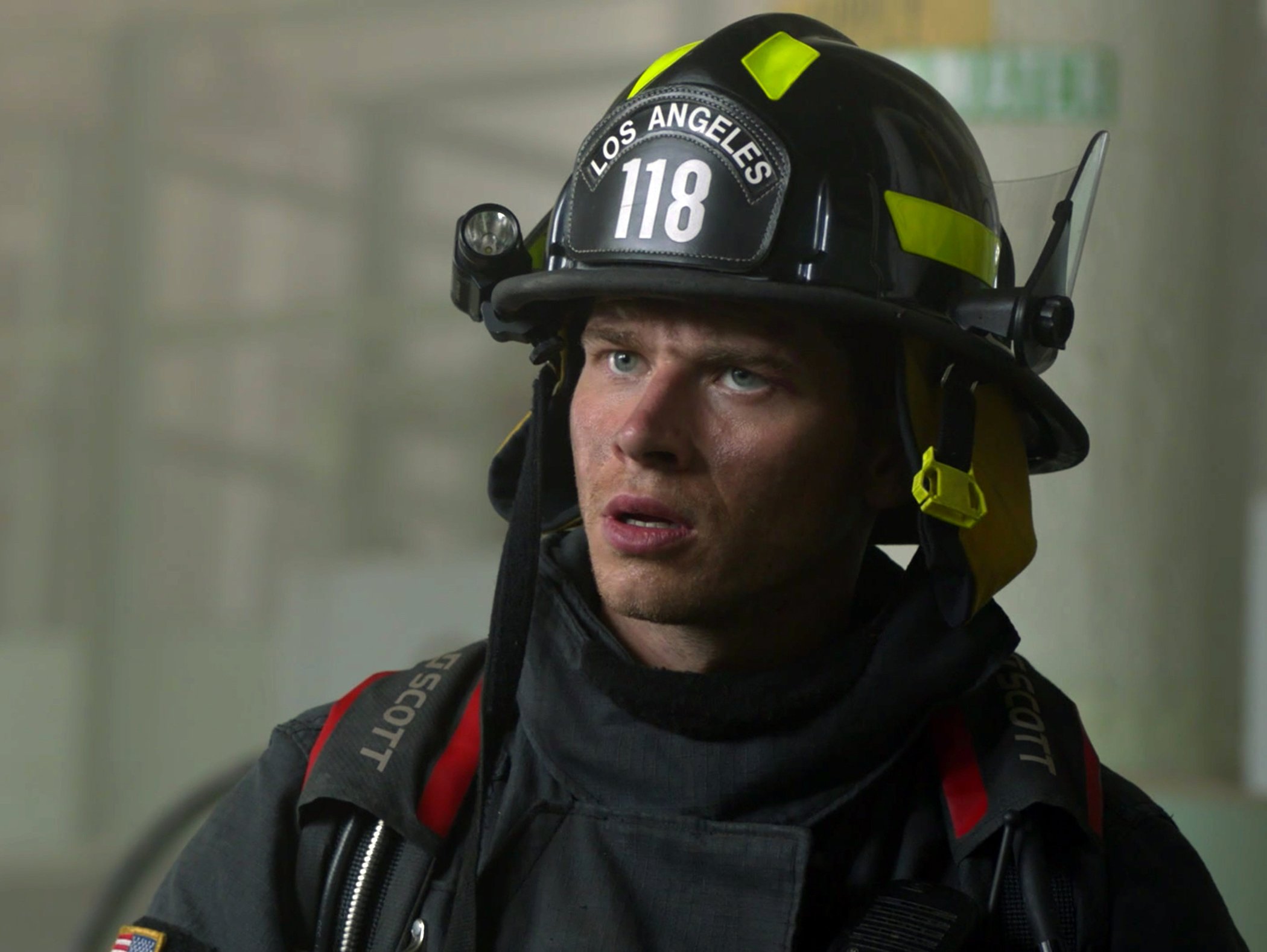 9 1 1 Season 5 Spring Premiere Features Buck With Tricks Up His Sleeve