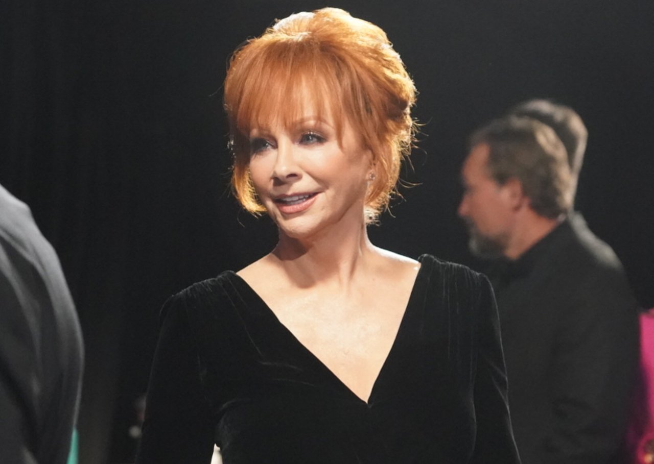 Reba McEntire in a black gown, performing at the 94th Oscars®