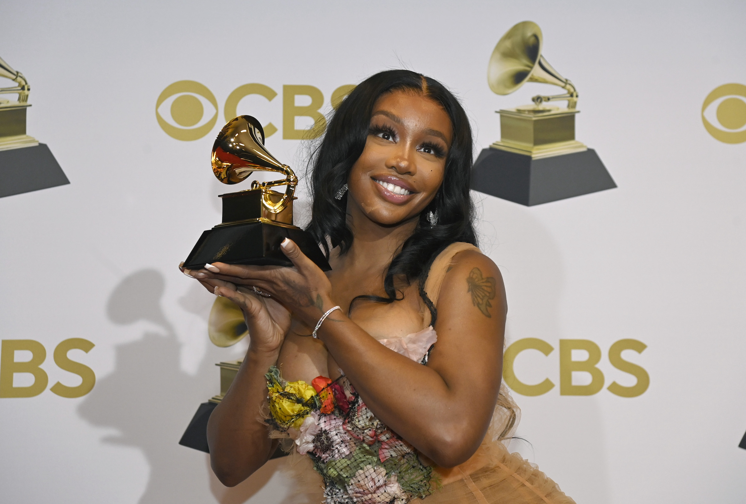 SZA Needed Crutches to Walk At the Grammy Awards Because She Fell Right