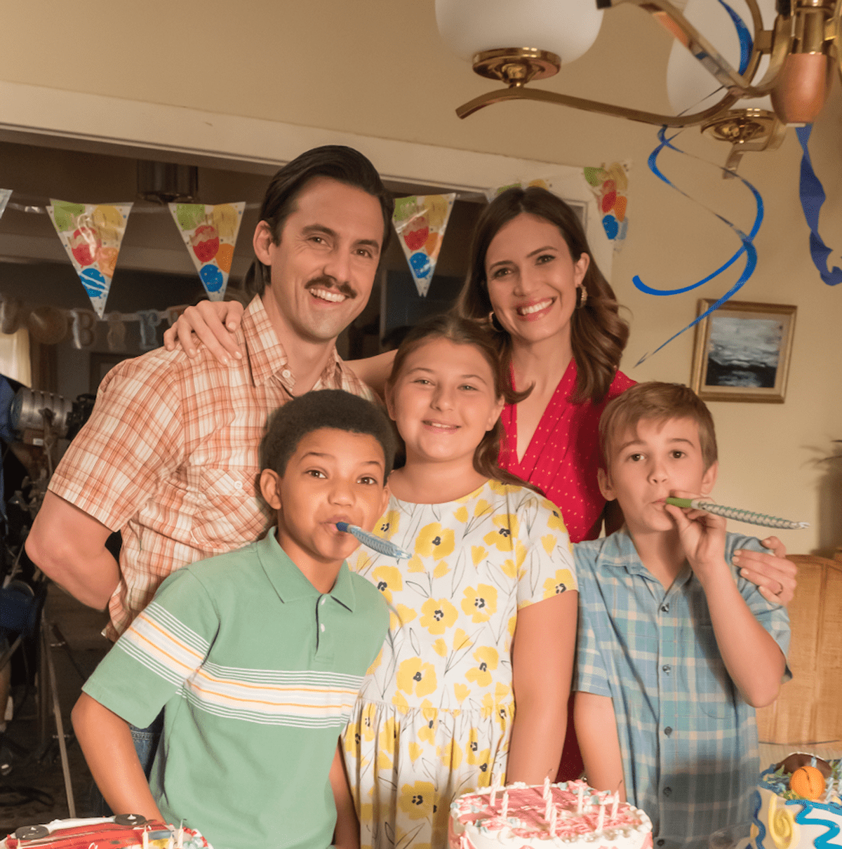 Milo Ventimiglia and Mandy Moore pose with the actors who play young Randall, Kevin and Kate on This Is Us.