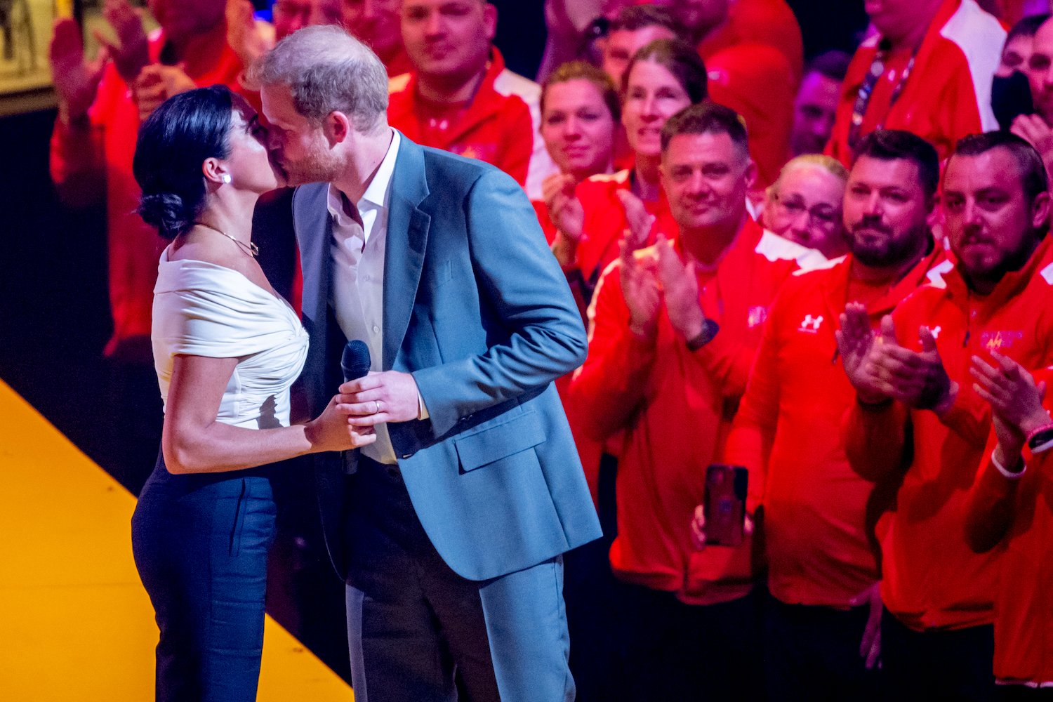 Prince Harry And Meghan Markle Break Royal Tradition With Onstage Kiss At Invictus Games Expert 6394