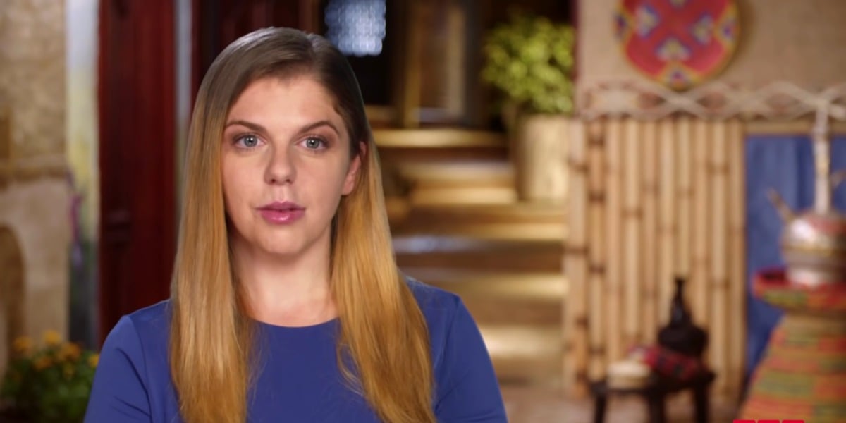 Ariela Weinberg from 90 Day Fiance wearing a blue shirt. 