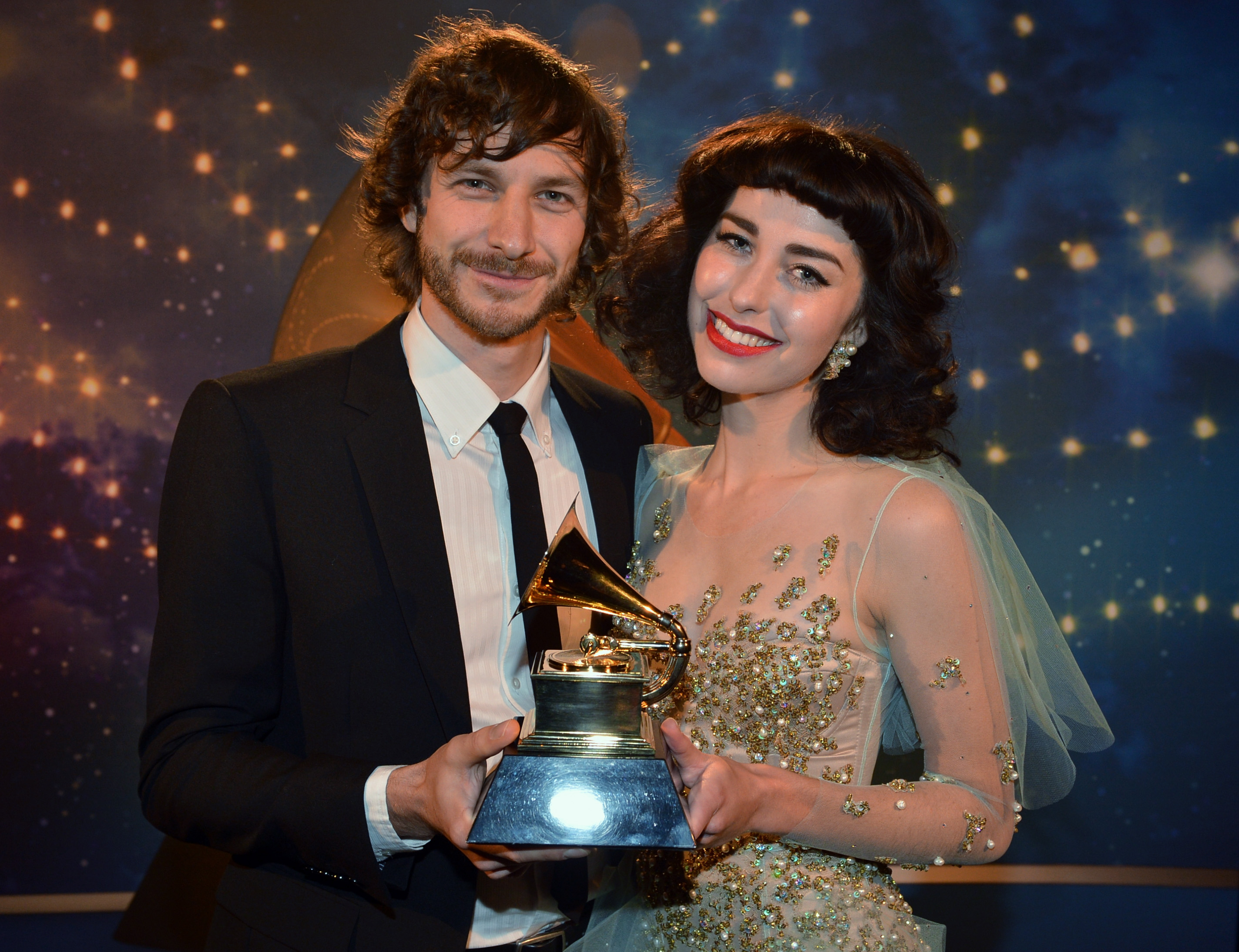 Gotye and Kimbra of "Somebody That I Used to Know" fame standing next to each other