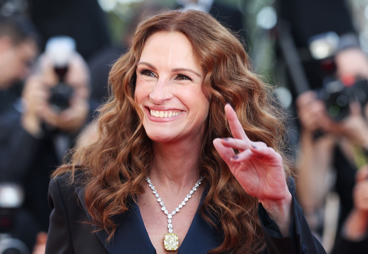 Julia Roberts Just Wore a 100Carat Diamond Necklace Worth as Much as a