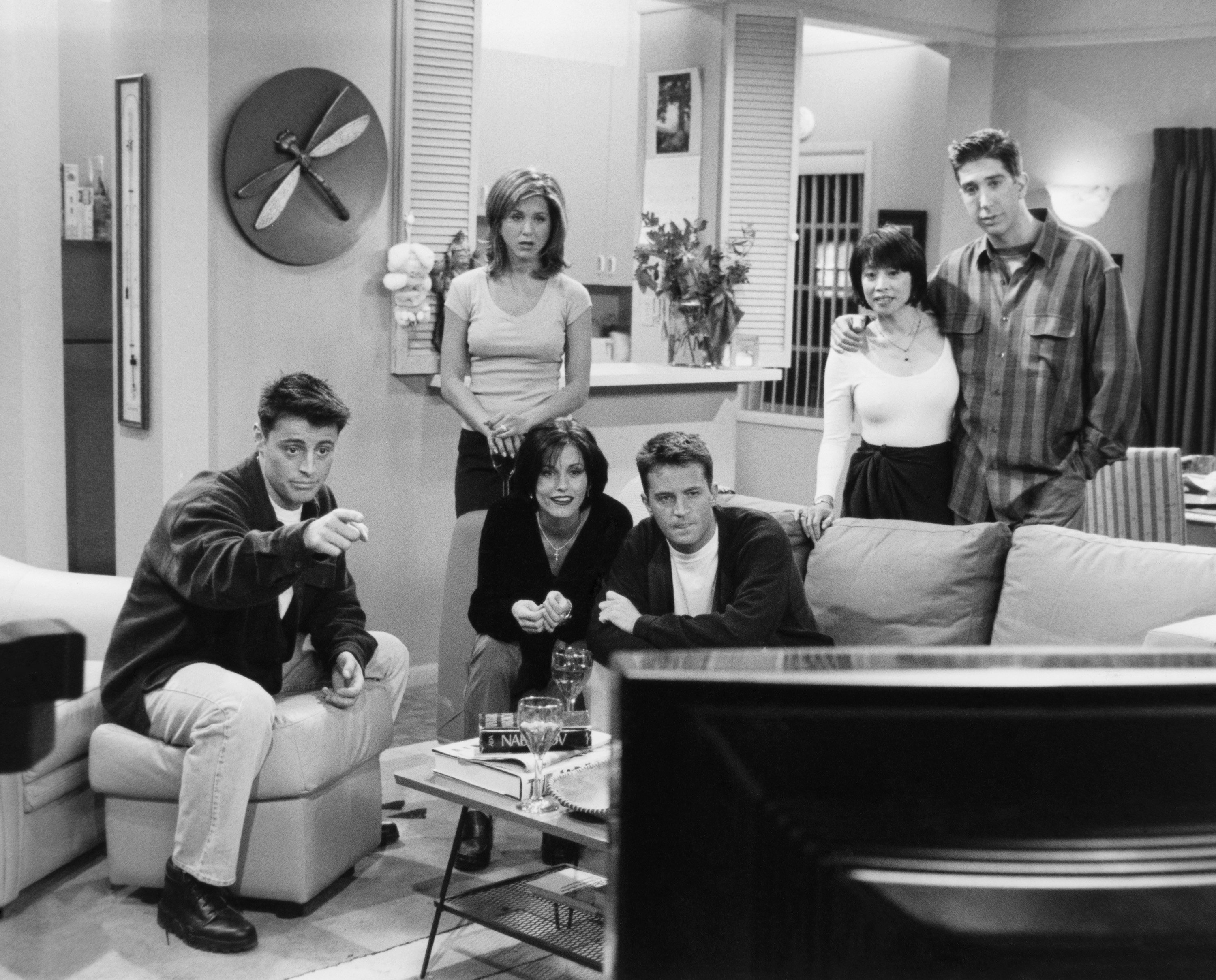 Matt LeBlanc as Joey Tribbiani, Jennifer Aniston as Rachel Green, Courteney Cox as Monica Geller, Matthew Perry as Chandler Bing, Lauren Tom as Julie, and David Schwimmer as Ross Geller in an episode of 'Friends'