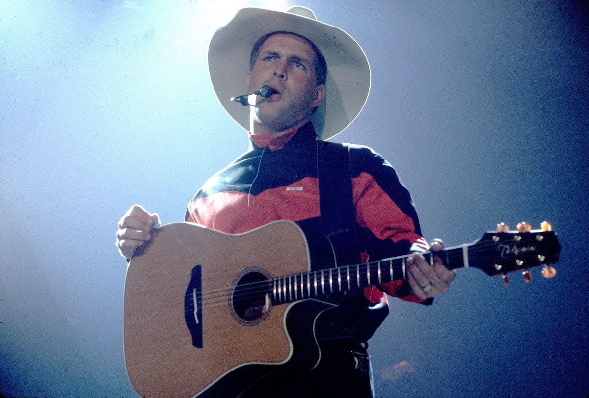 Garth Brooks performs in Chicago in 1993