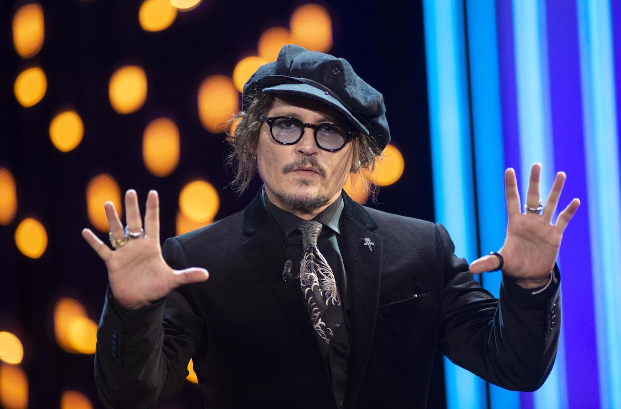 Johnny Depp assiste au Festival du film de San Sebastian 2021. Le retour de Depp après son procès contre Amber Heard comprend la mise en vedette dans un film français et la réalisation de son premier film en 25 ans.