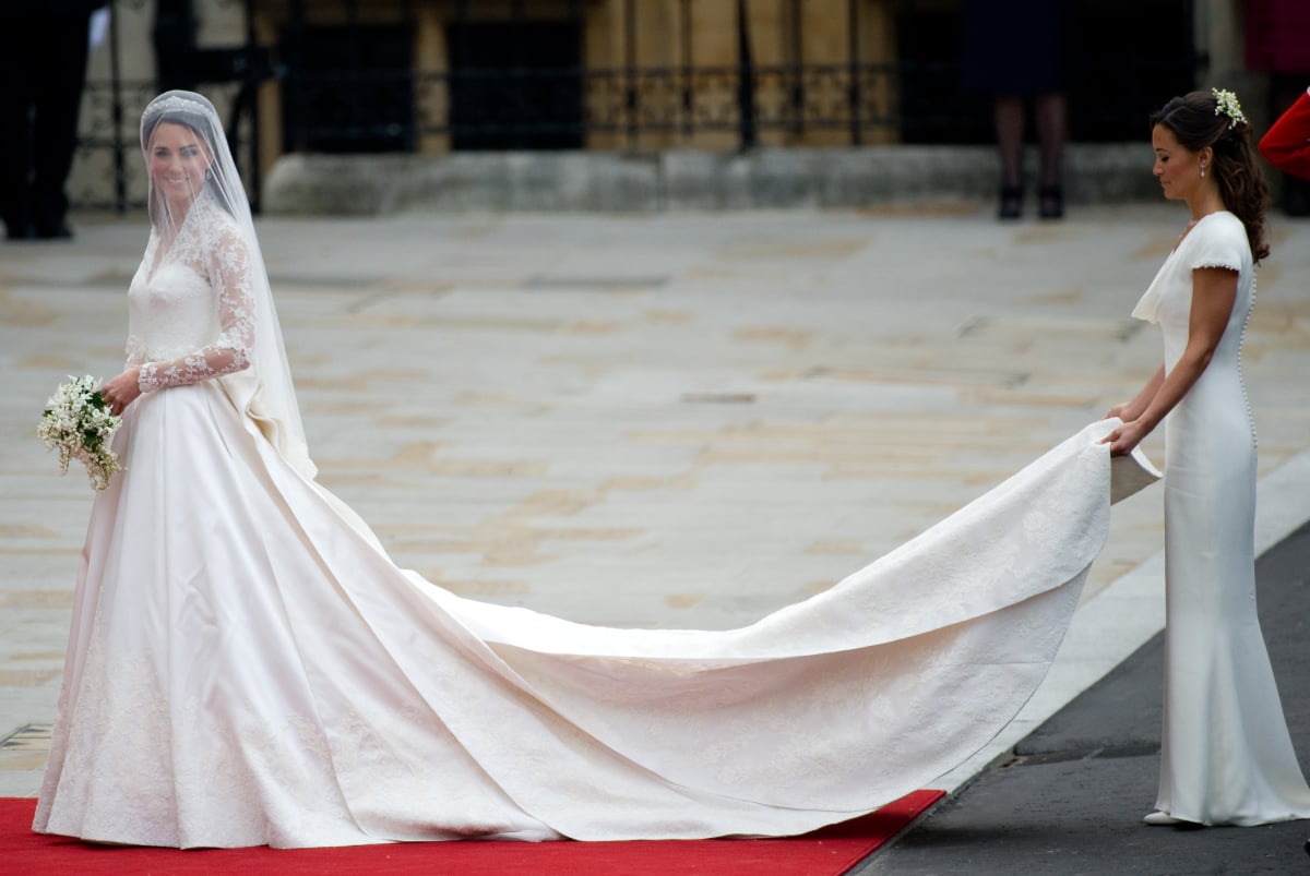 Kate Middleton and Princess Diana's Wedding Dresses Both Had 1 Touching ...