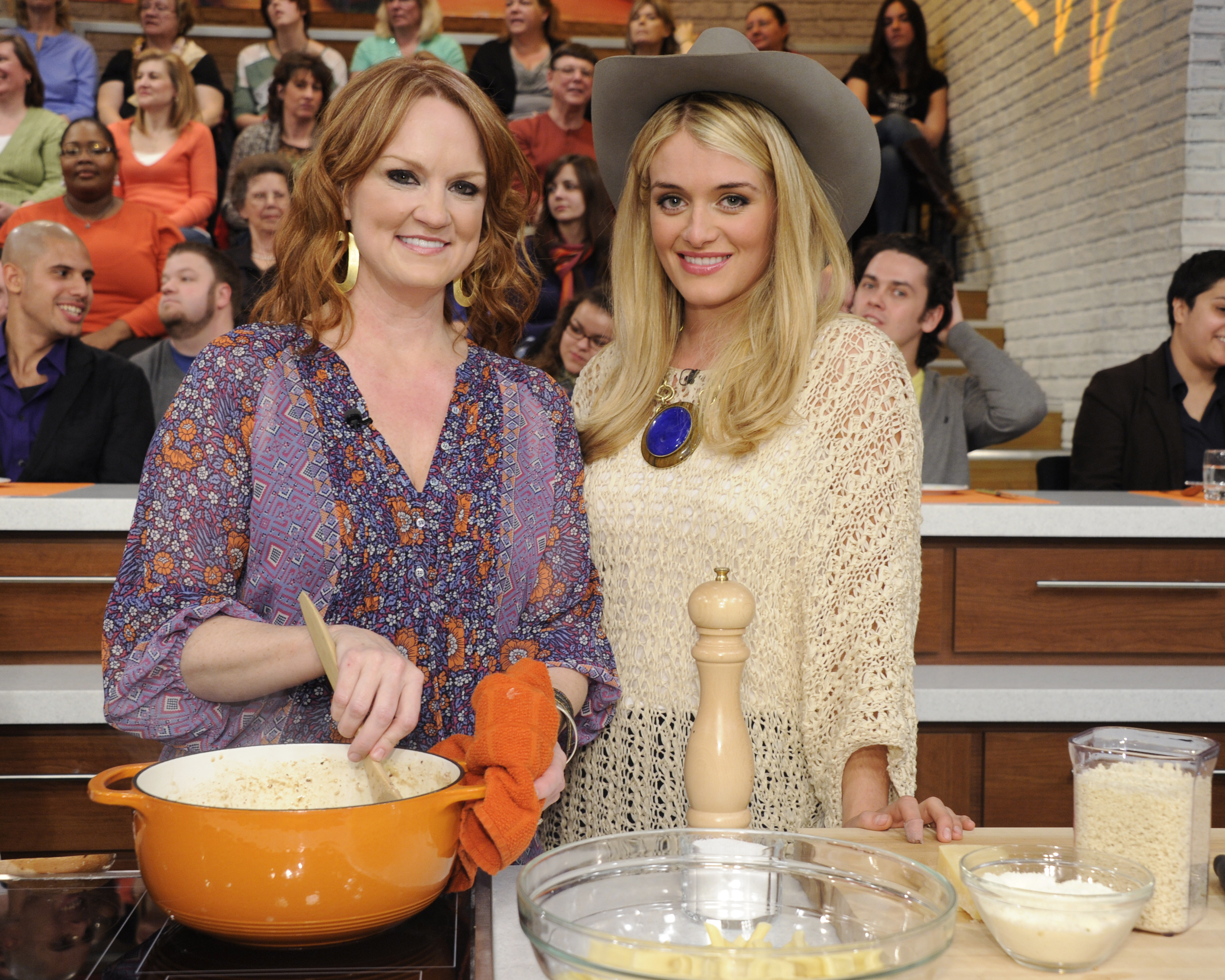 Ree Drummond and Daphne Oz do a cooking demonstration on CBS' The Chew.
