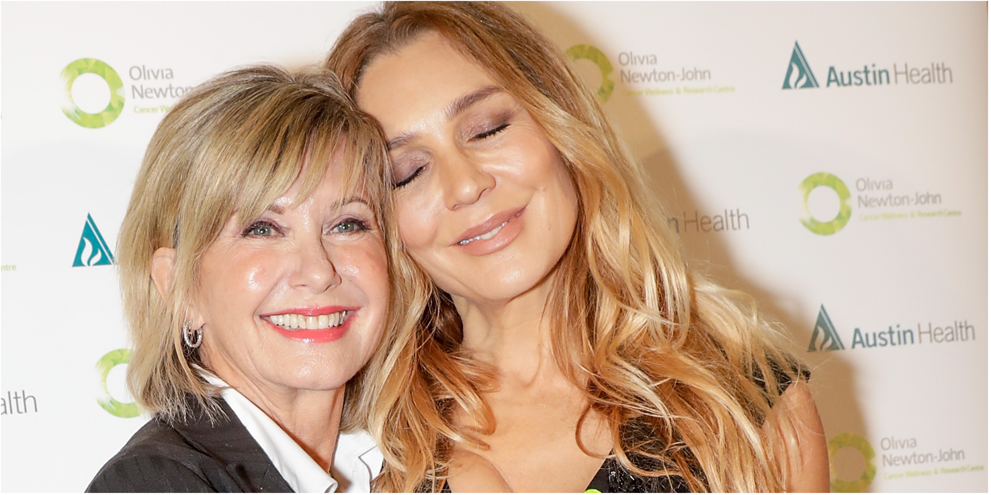 OIivia Newton-John and her niece Tottie Goldsmith pose on the red carpet.