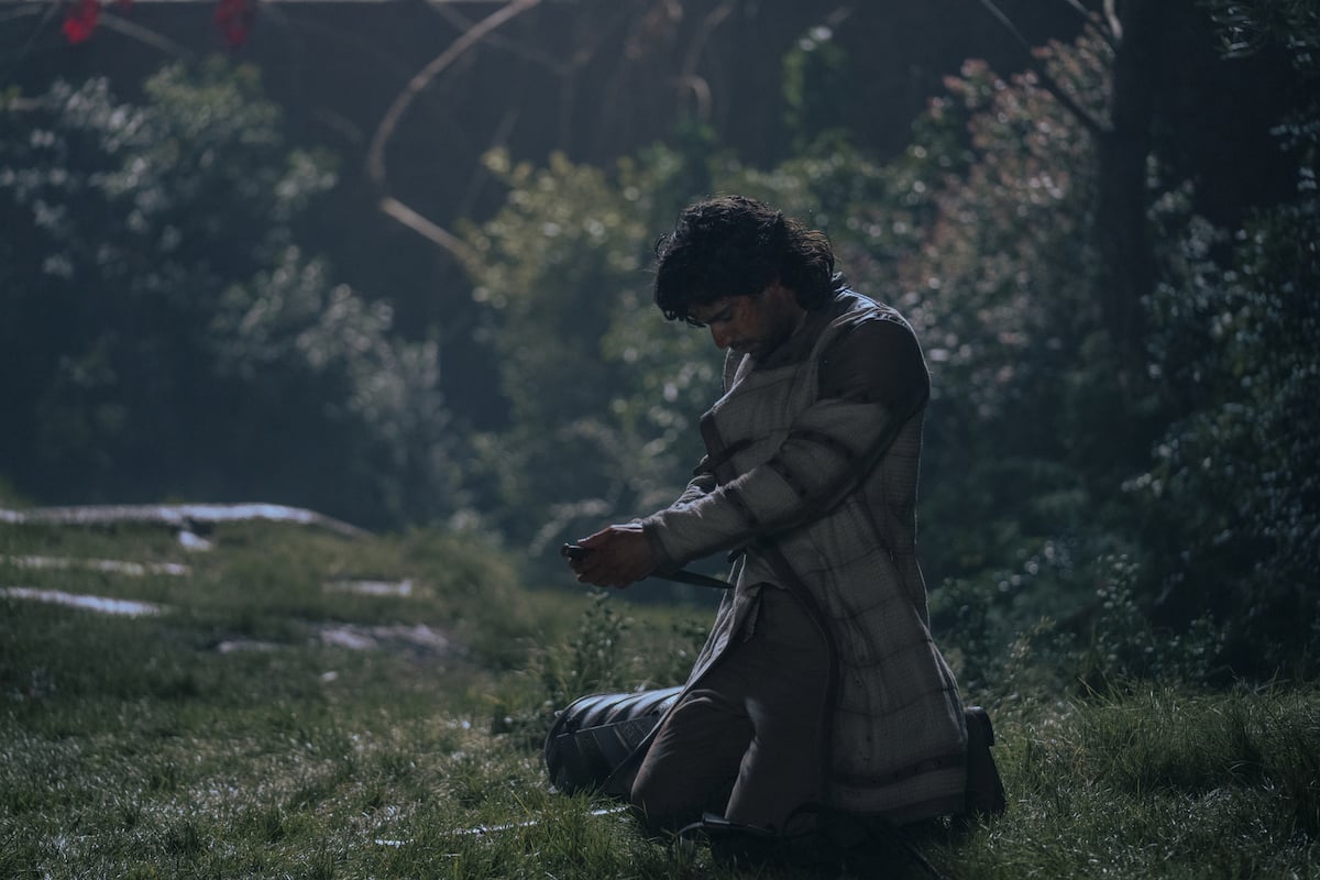 'House of the Dragon': Ser Criston Cole (Fabien Frankel) kneels and points a dagger at his stomach