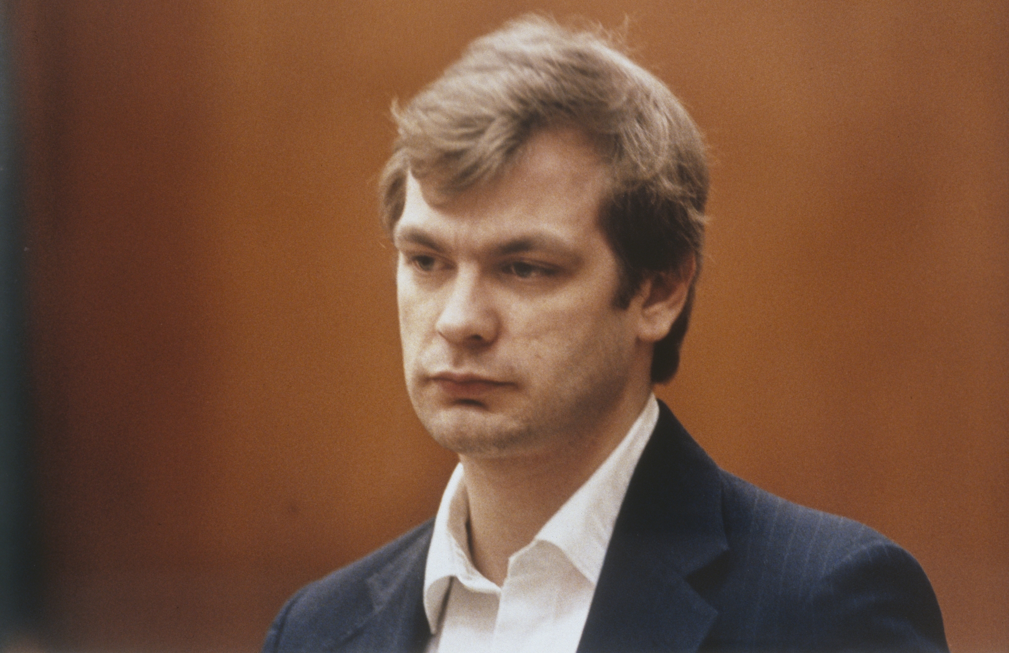 Jeffrey Dahmer, Qui A Conservé Les Crânes De Ses Victimes.  Il Porte Une Veste Sombre Et Une Chemise À Col Blanc.