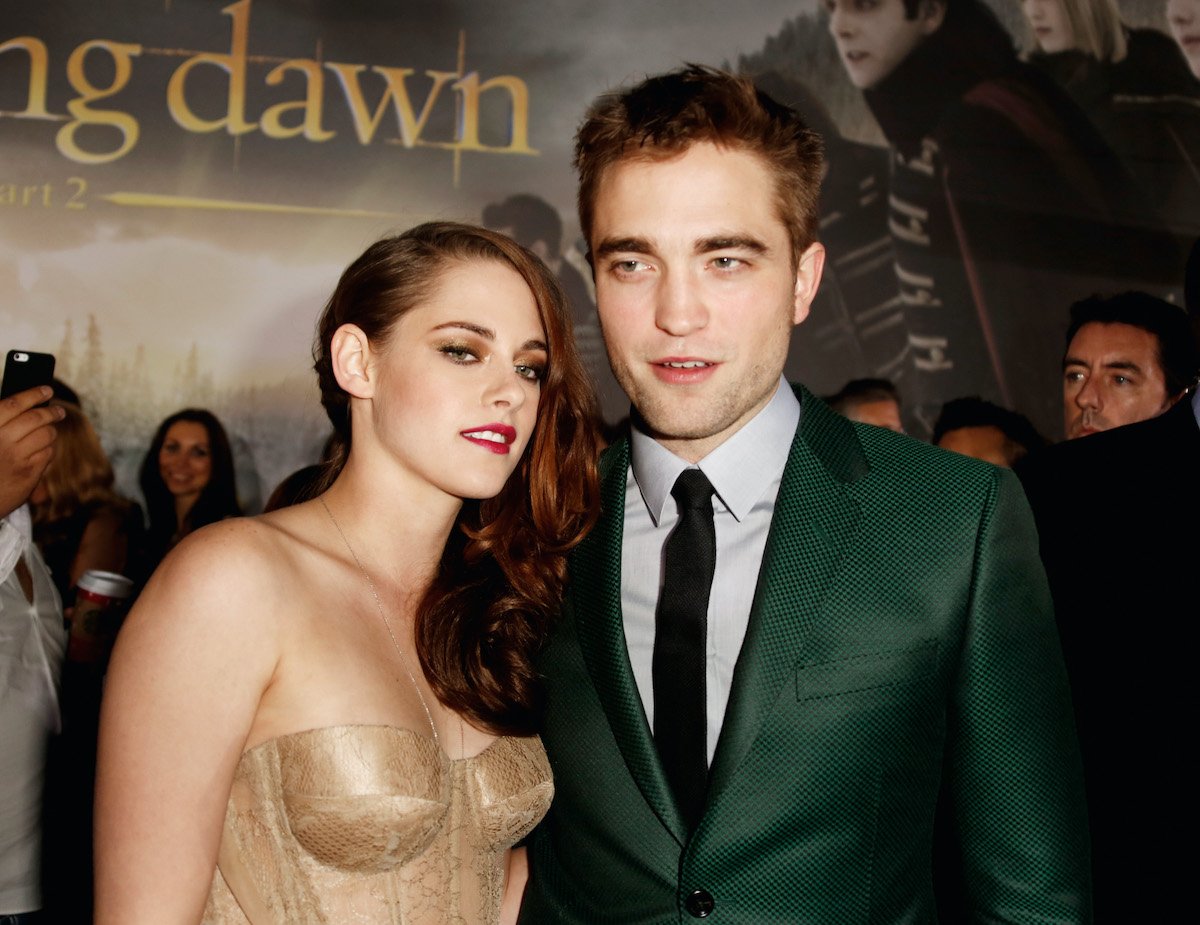 Twilight Robert Pattinsons Favorite Scene Involved Kristen Stewarts Legs On His Shoulders