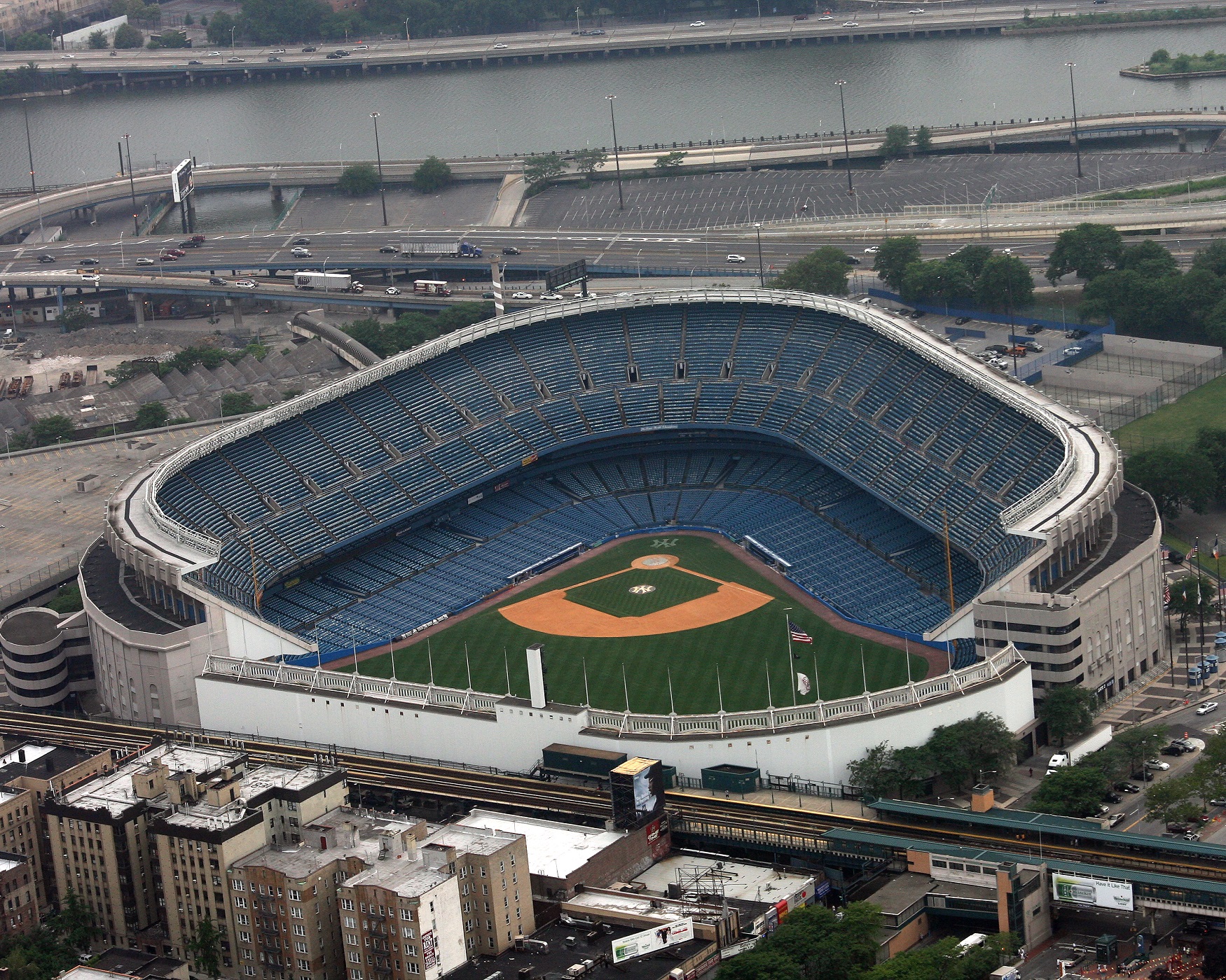 Sex And The City Carrie Bradshaw Once Caught A Foul Ball At Yankee Stadium Can You Calculate