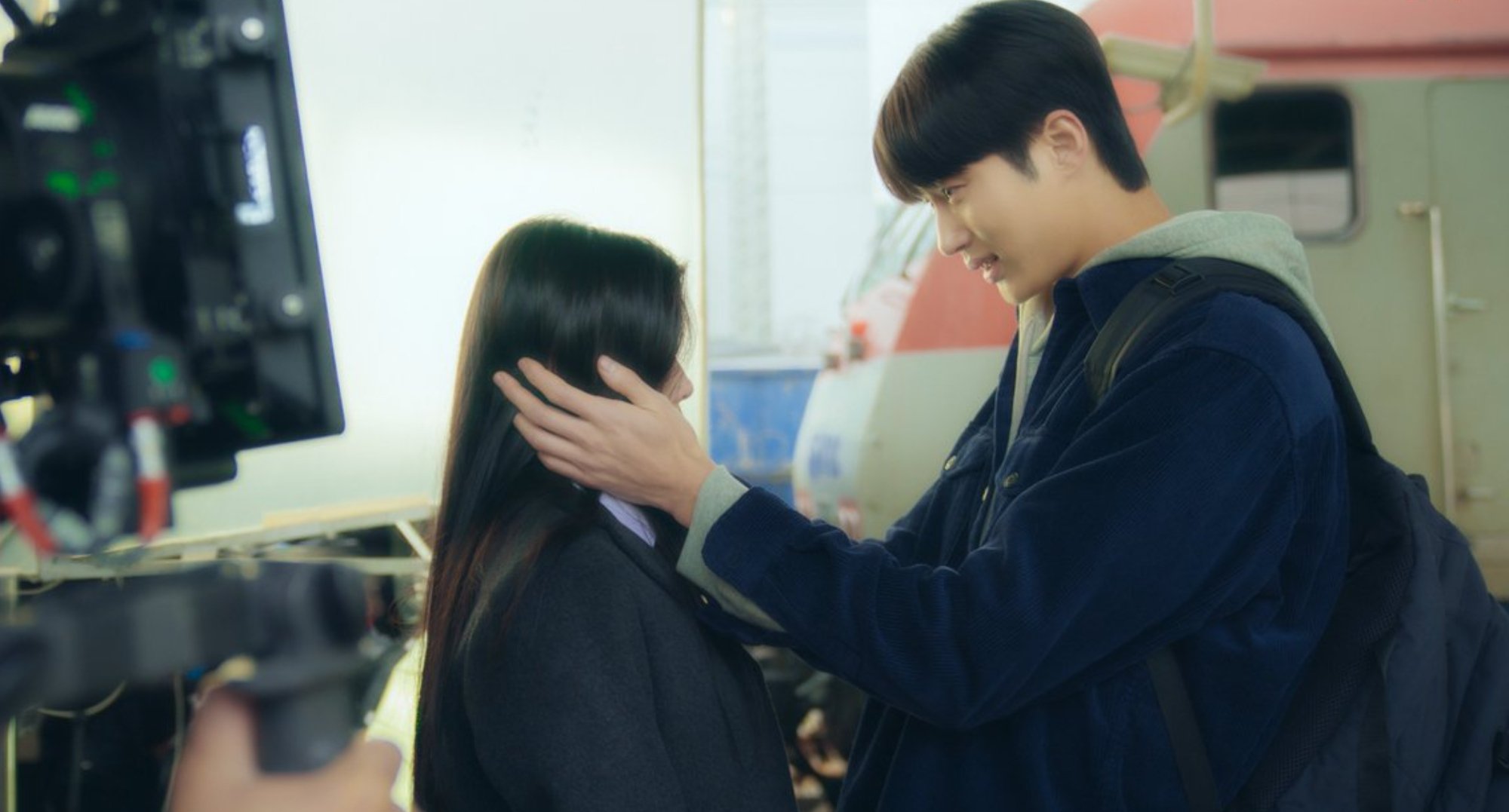 Actors Kim Yoo-jung and Byeon Woo-seok in farewell scene in '20th Century Girl.'