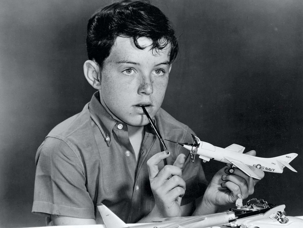 Black and white photo of Jerry Mathers chewing on a pencil in 'Leave It to Beaver'  