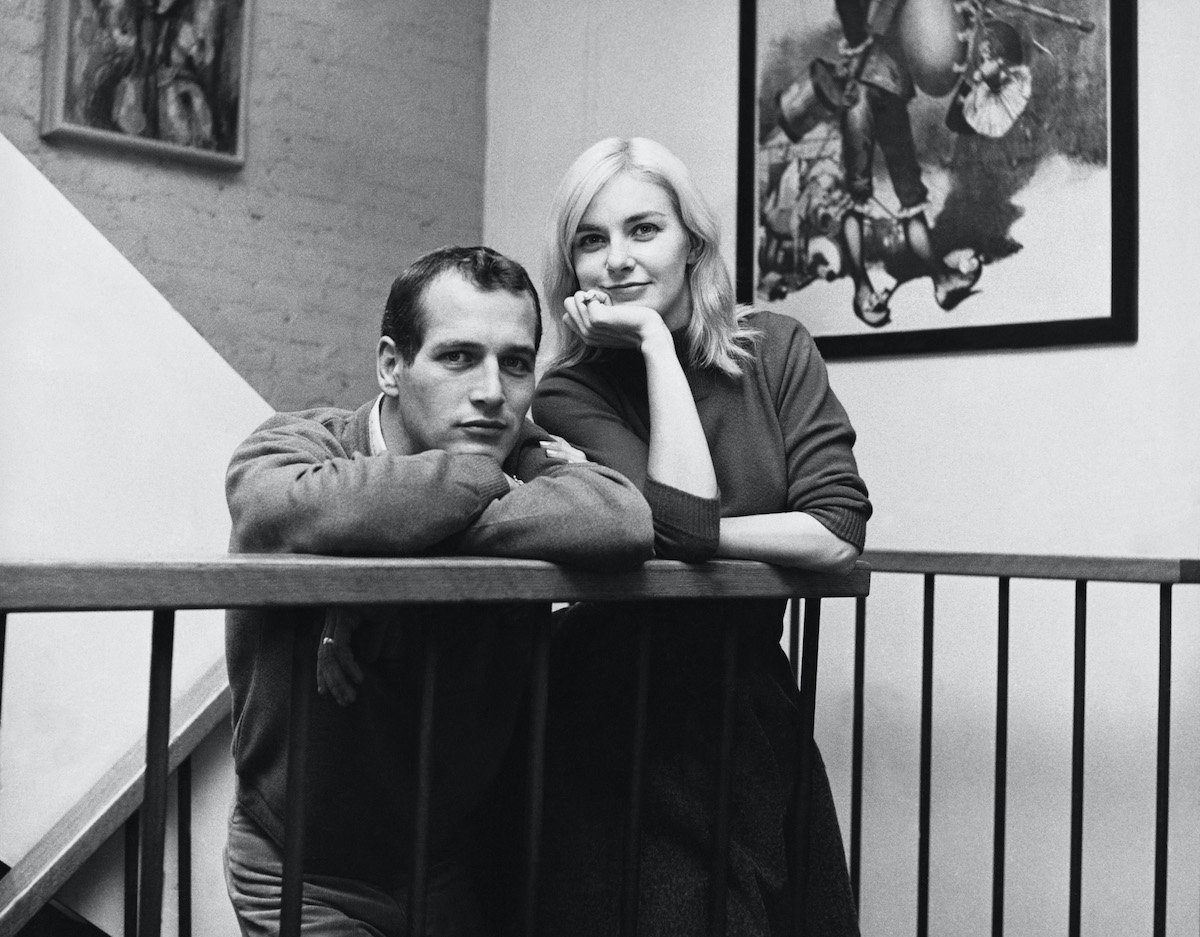 Paul Newman and Joanne Woodward smiling, in black and white