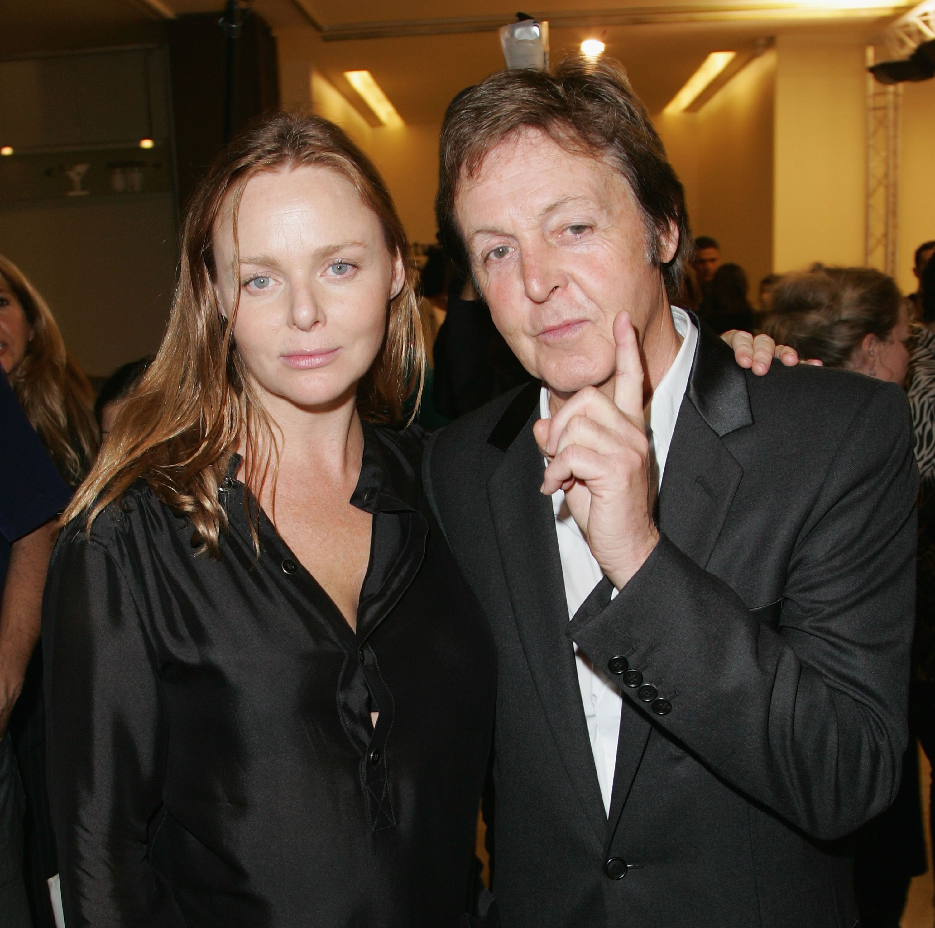 Stella McCartney returns home with her daughter after dropping her