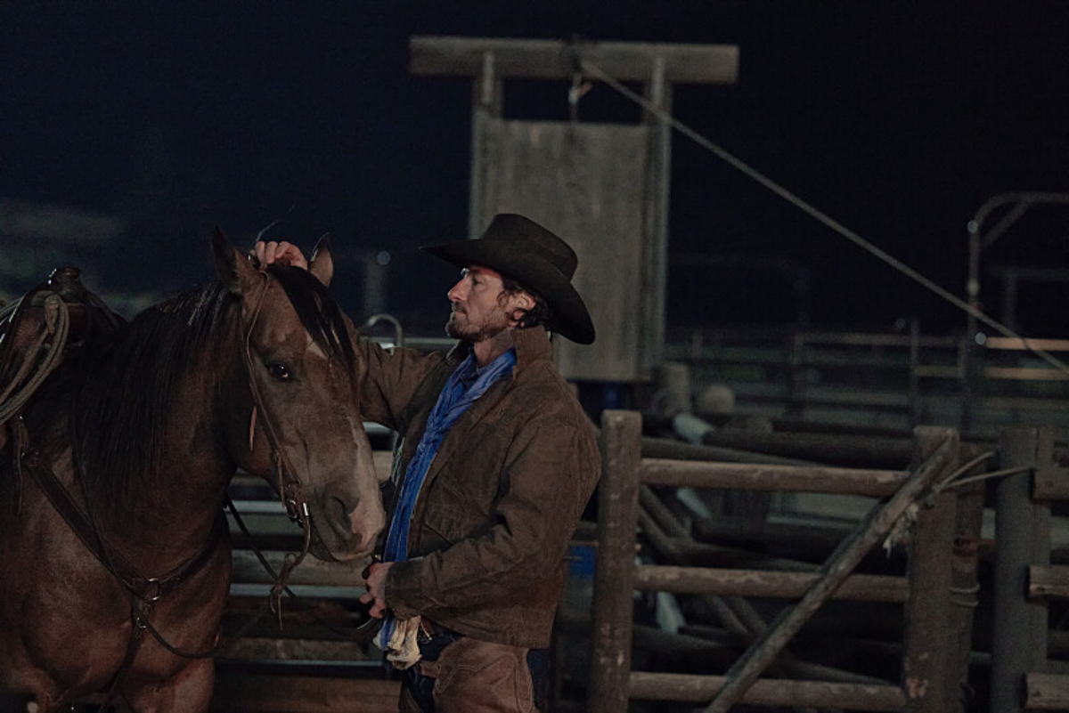 In Yellowstone Season 5, Ryan prepares to mount his horse.