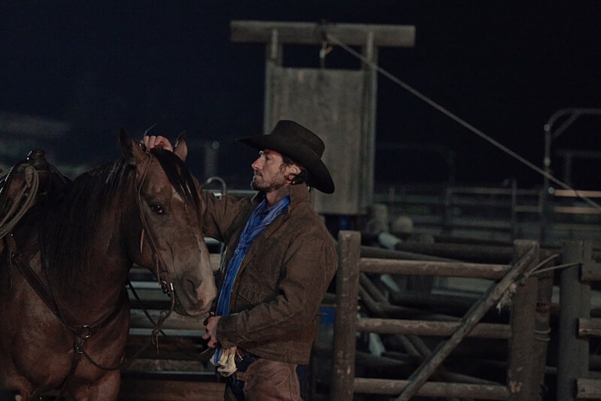 In Yellowstone Season 5, Ryan prepares to mount his horse.