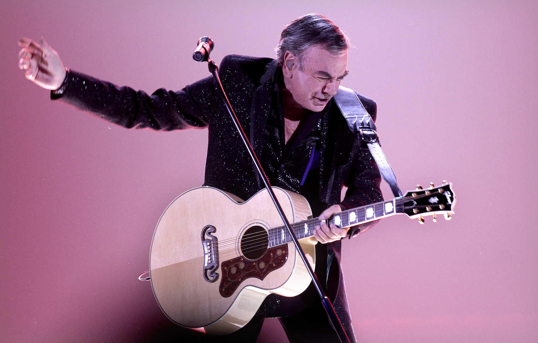 Neil Diamond Had a 'Hugely Difficult Time' Writing 1 of His Christmas Hits