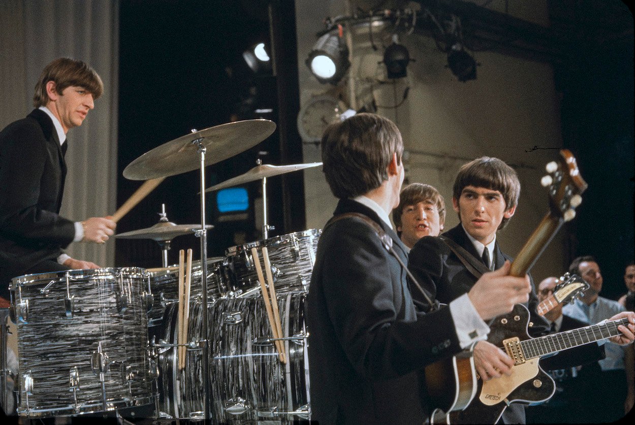 Le Batteur Des Beatles Ringo Starr (À Gauche) Est Assis Sur Son Élévateur De Batterie Alors Que Paul Mccartney, John Lennon Et George Harrison Se Produisent Sur 