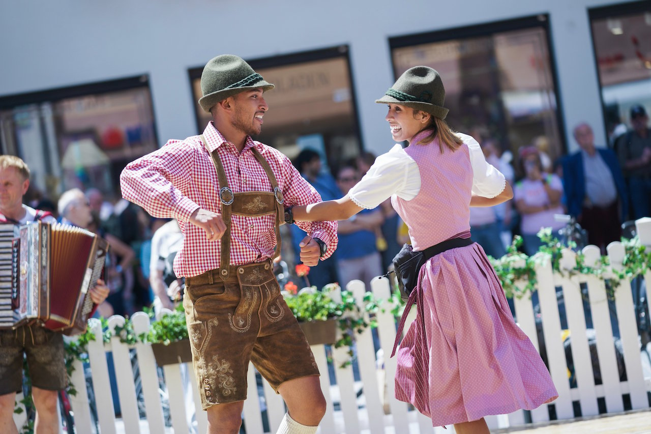 David Hernandez and Aubrey Ares dance on 'The Amazing Race 34'.