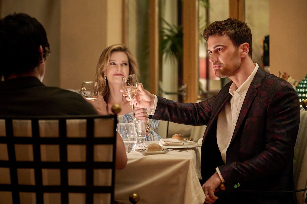 Daphne (Meghann Fahy) and Cameron (Theo James) in the finale of 'White Lotus Sicily' 