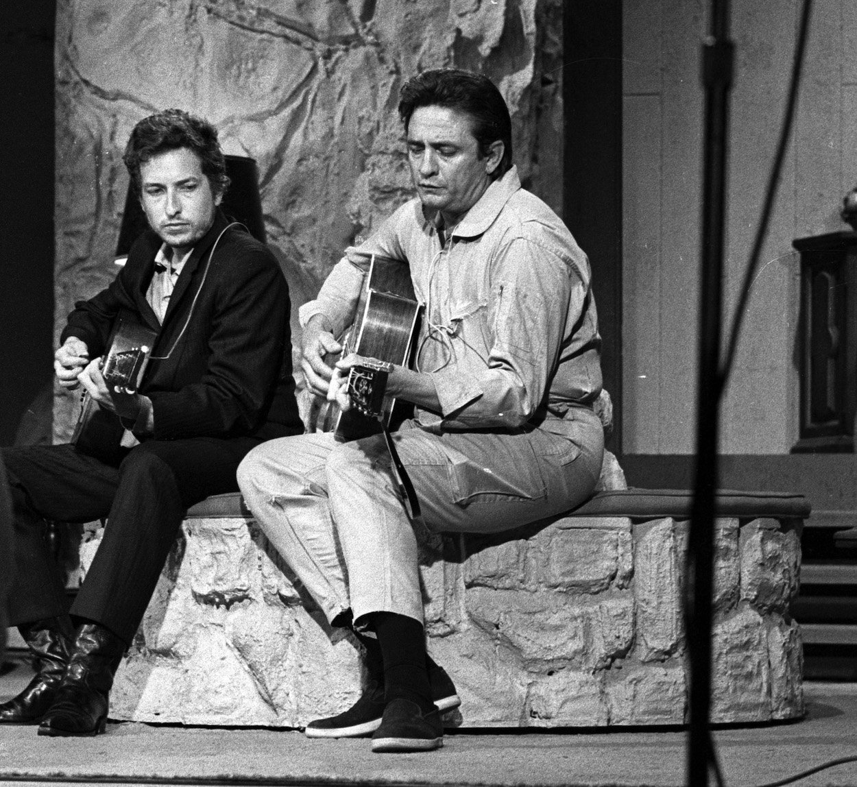 bob-dylan-s-high-praise-for-johnny-cash-proved-their-close-friendship