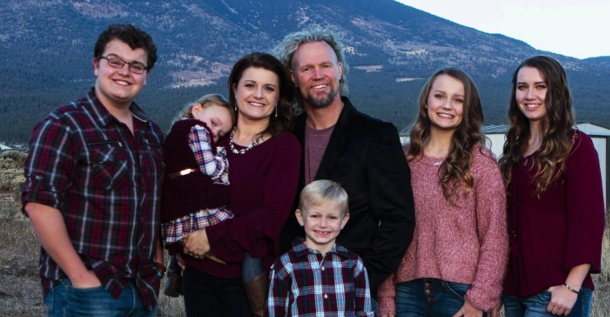 Dayton, Ariella, Robyn, Kody, Solomon, Breanna, and Aurora Brown standing on the Coyote Pass property on ‘Sister Wives’ for TLC.