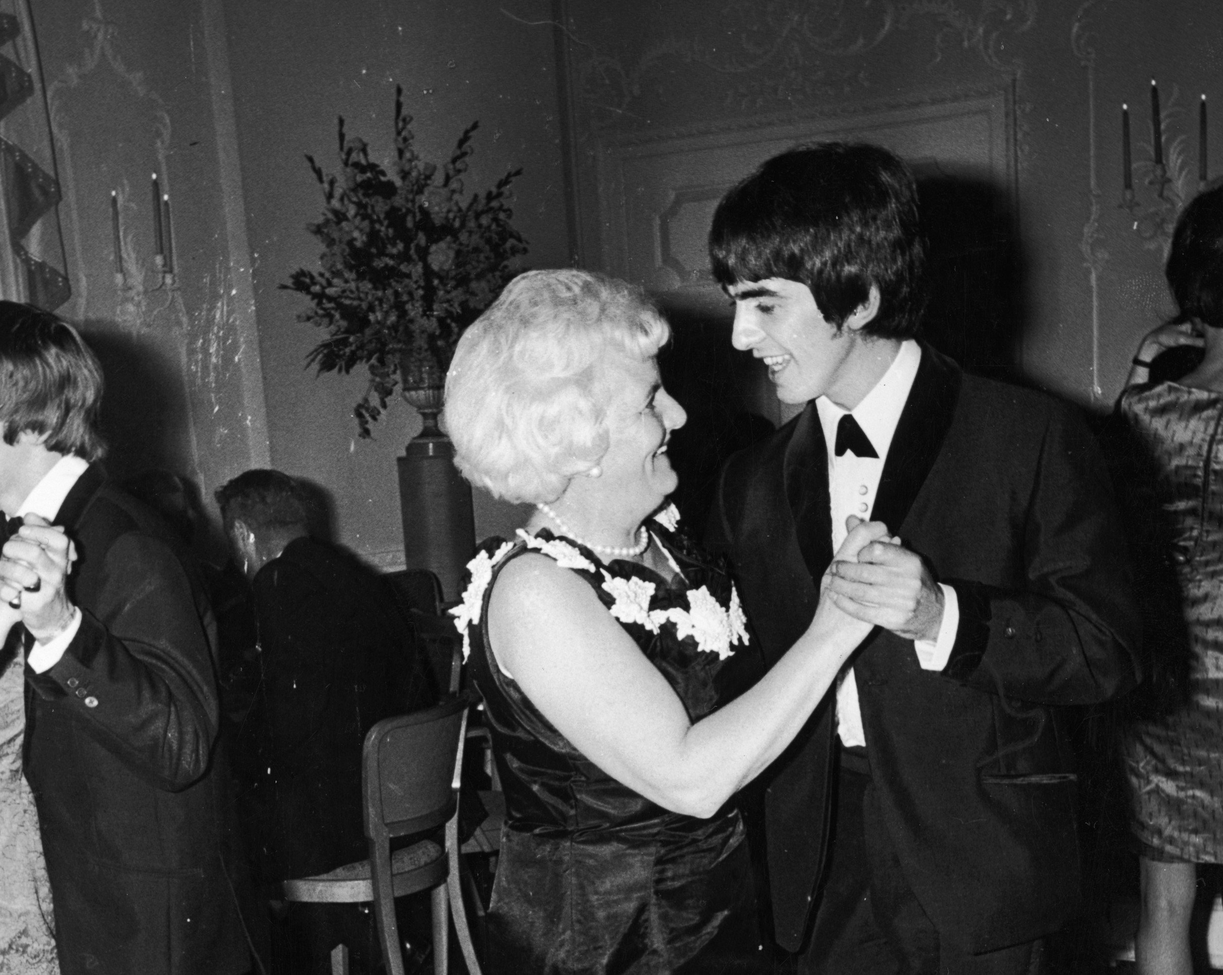 george-harrison-s-mom-forced-him-to-support-john-lennon-after-his