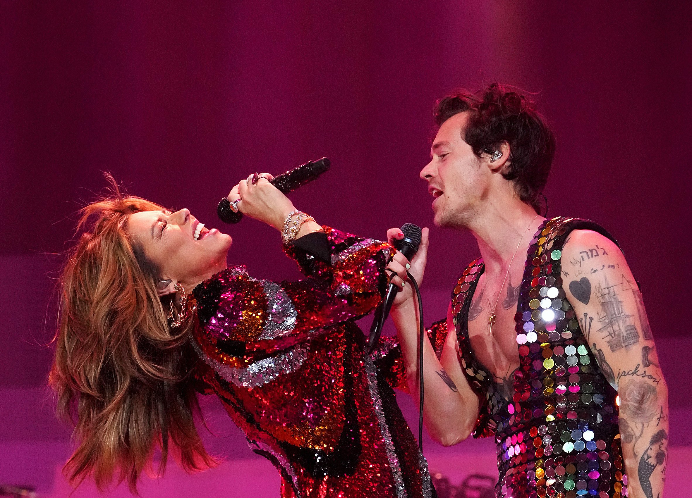 Shania Twain and Harry Styles performing together