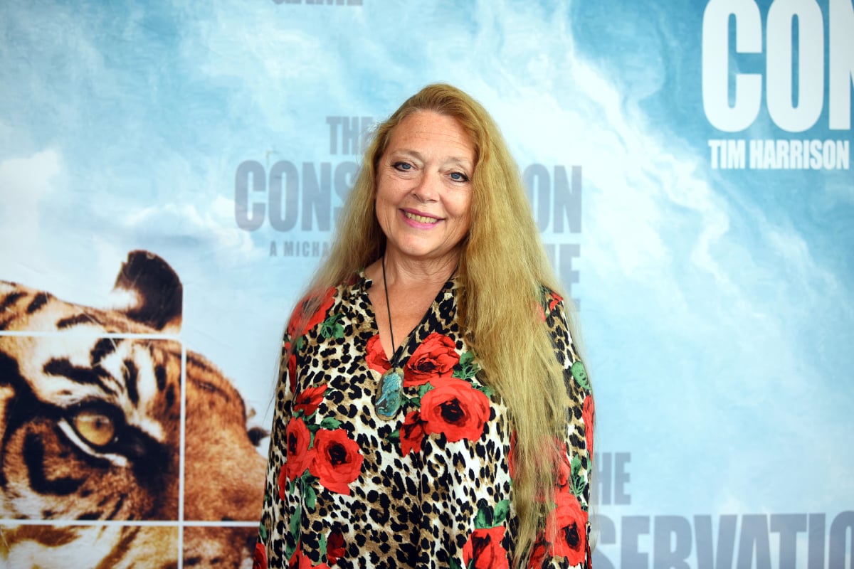 La estrella de Tiger King, Carole Baskin, asiste al estreno en Los Ángeles de The Conservation Game con un vestido con estampado de leopardo y flores. 