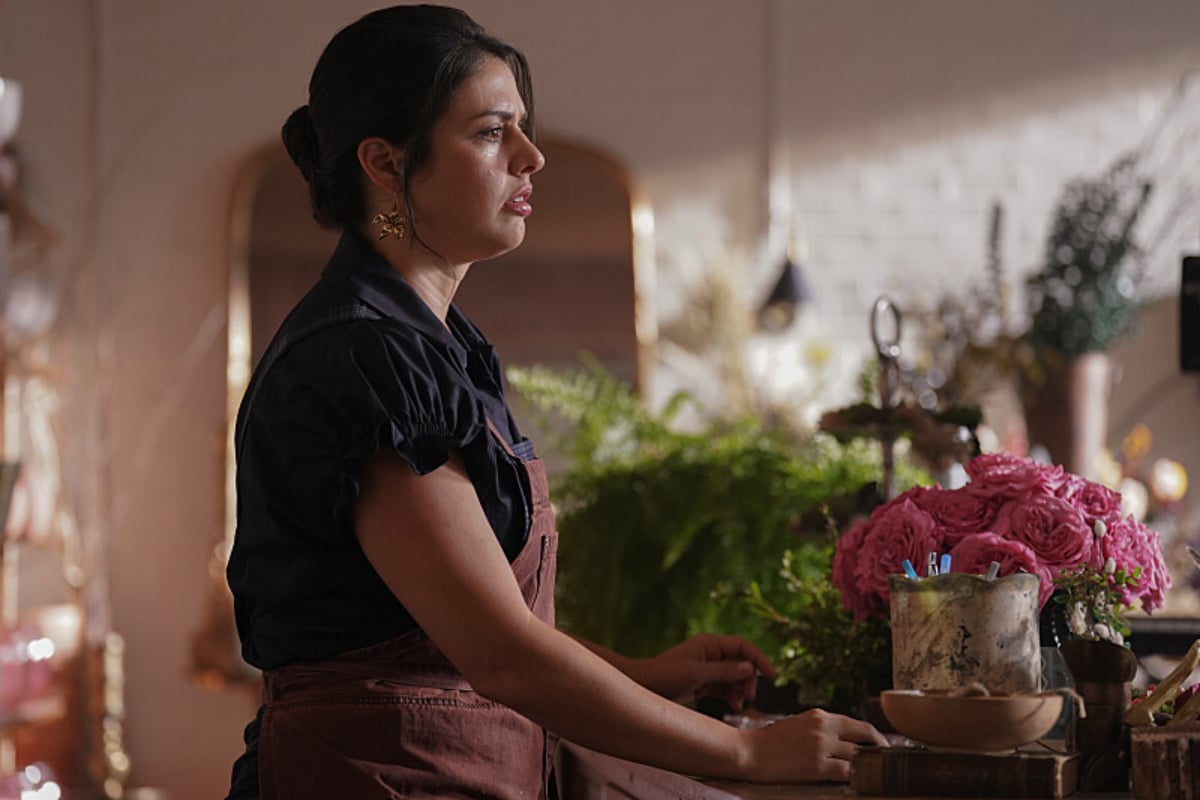 In Tulsa King, Sylvester Stallone's onscreen daughter is played by Tatiana Zappardino. Tina wears an apron and works at her flower shop.