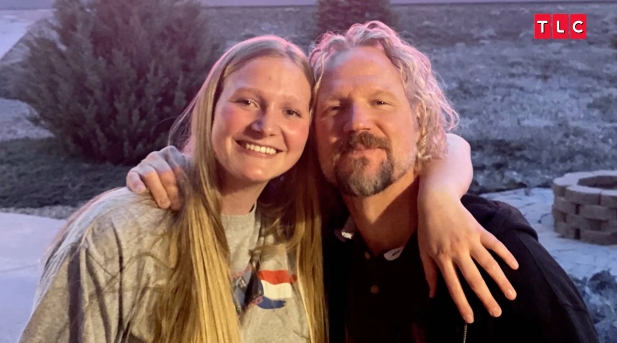 Ysabel Brown smiles with her arm around her dad, Kody Brown, on 'Sister Wives' on TLC.