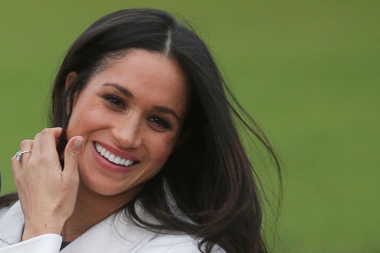 Meghan Markle shows off her engagement ring at Kensington Palace in west London on November 27, 2017.