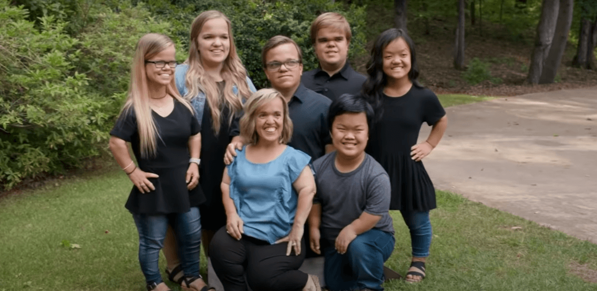 The cast of '7 Little Johnstons' pose for a photo. Season 13 premieres April 18 on TLC