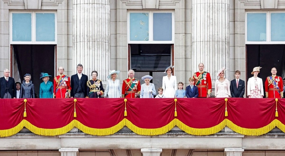 Coronation Balcony Appearance Will Be a Final Curtain Call and Thank ...