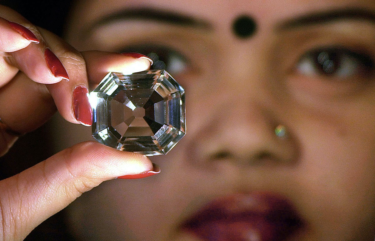 A model holding a replica of the Koh-i-Noor diamond