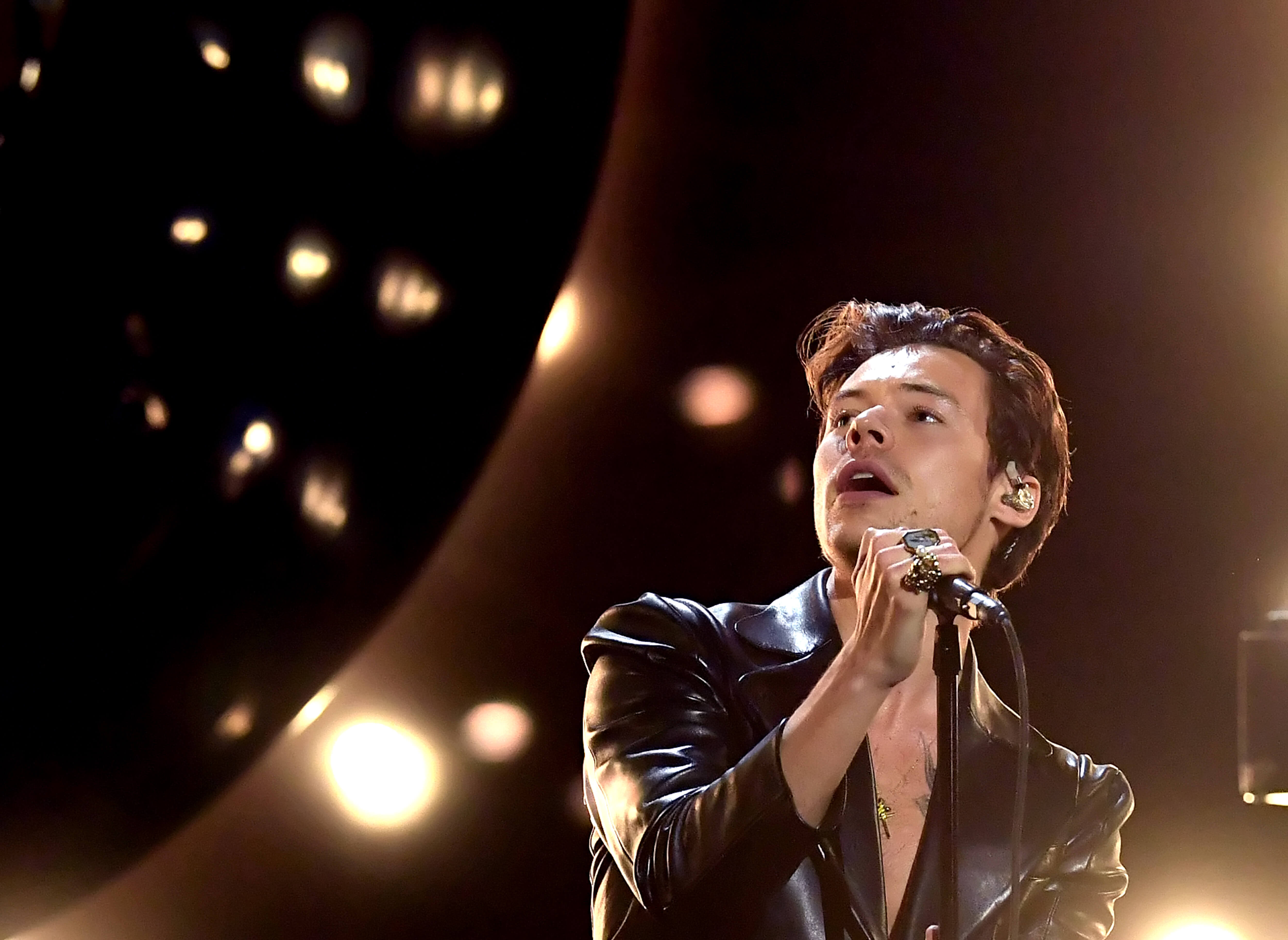 Harry Styles Is the Latest Artist to Be Hit in the Face by a Flying ...