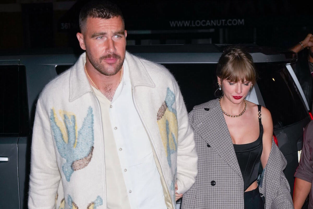 Travis Kelce and Taylor Swift, who kissed in Argentina, hold hands