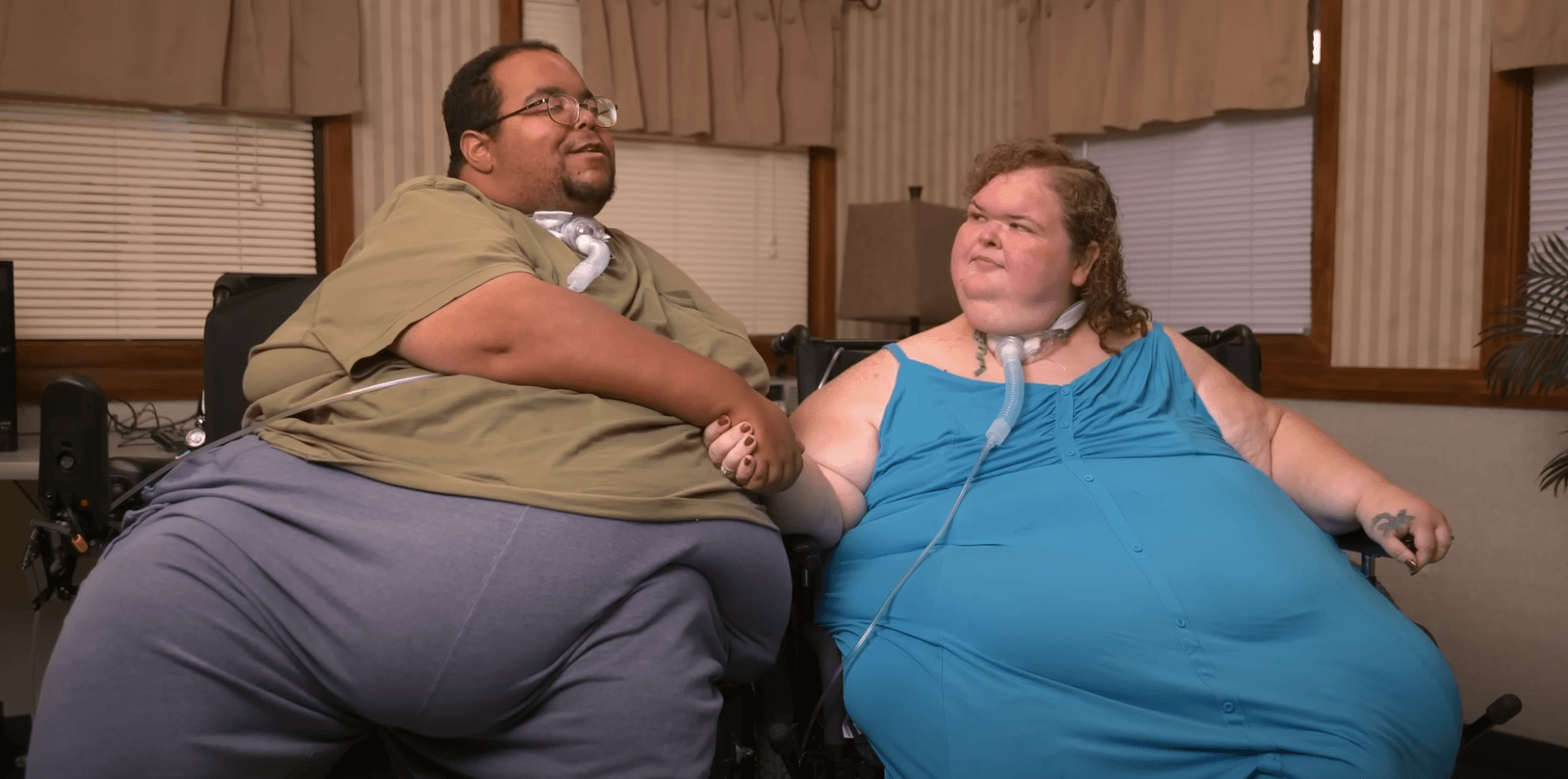 '1000-Lb. Sisters' stars Caleb Willingham and Tammy Slaton sitting next to each other and shaking hands