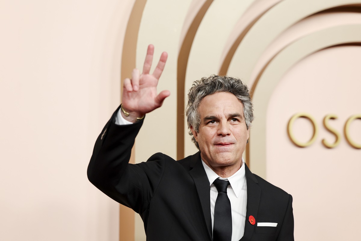 Mark Ruffalo posing while wearing a suit.