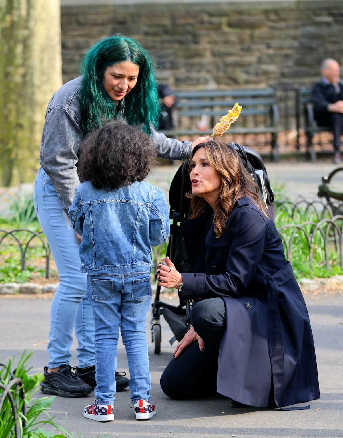 'SVU' Star Mariska Hargitay Pauses Filming to Help Little Girl Who ...