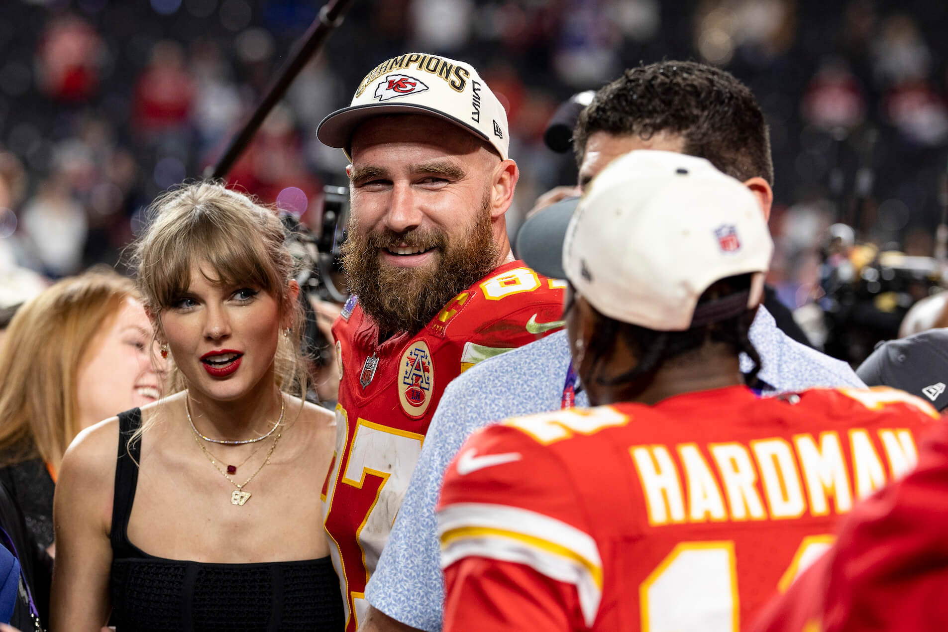 Travis Kelce Spent Nearly $200,000 on Birthday Gifts for Taylor Swift ...