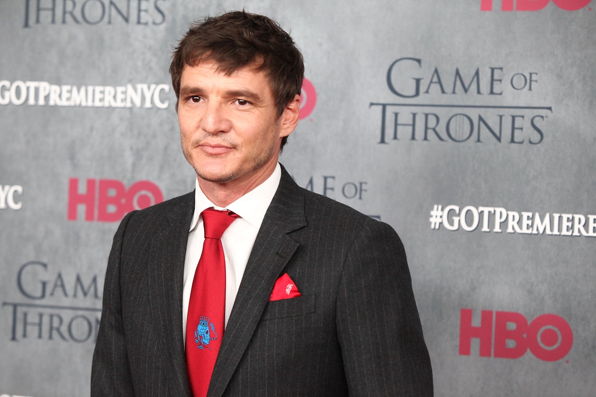 Pedro Pascal posing in a suit at the premiere of 'Game of Thrones'.