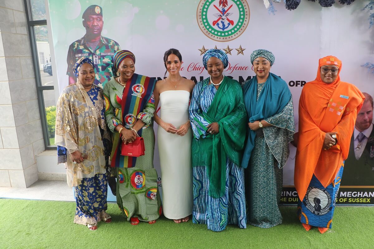 Meghan Markle poses for a photo with the participants as she attends the program held in the Armed Forces Complex in Abuja, Nigeria 