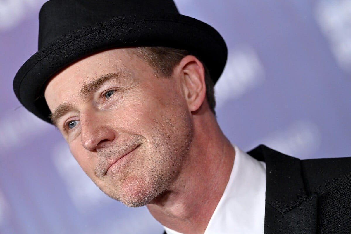 Edward Norton the 10th Annual Breakthrough Prize Ceremony at Academy Museum of Motion Pictures in a suit and hat.